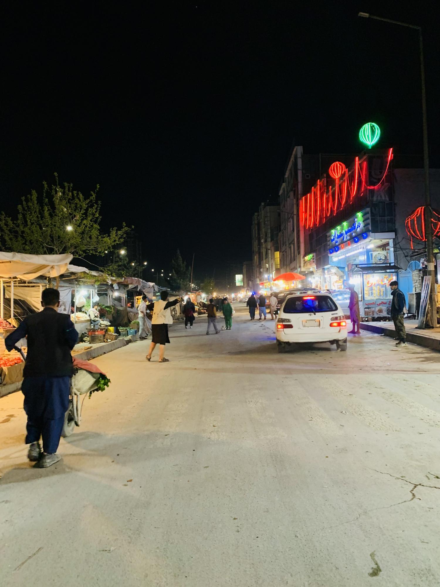 Eine Straße in der afghanischen Provinz Kabul; Die Menschen verabreden sich nach dem Fastenbrechen für einen Snack; Foto von Mohammad Asghar Rahimi (Instagram @haji_aimal1)