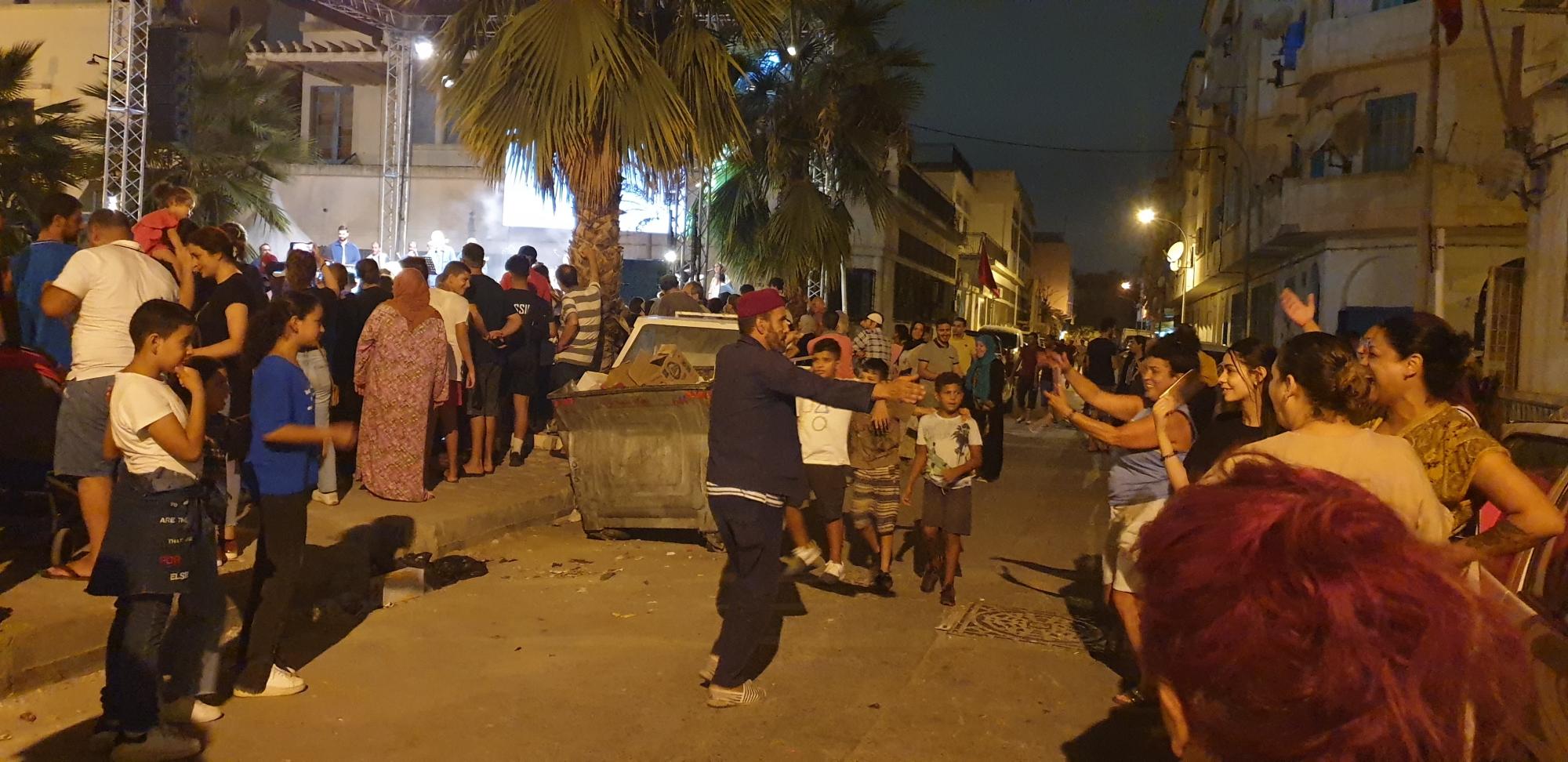 Menschen auf den Straßen tanzen und klatschen zur Musik. Das Dream City-Festival begeistert die Stadtbewohner:innen von Tunis ebenso wie internationale Besucher:innen. Foto: Vanessa Barisch.