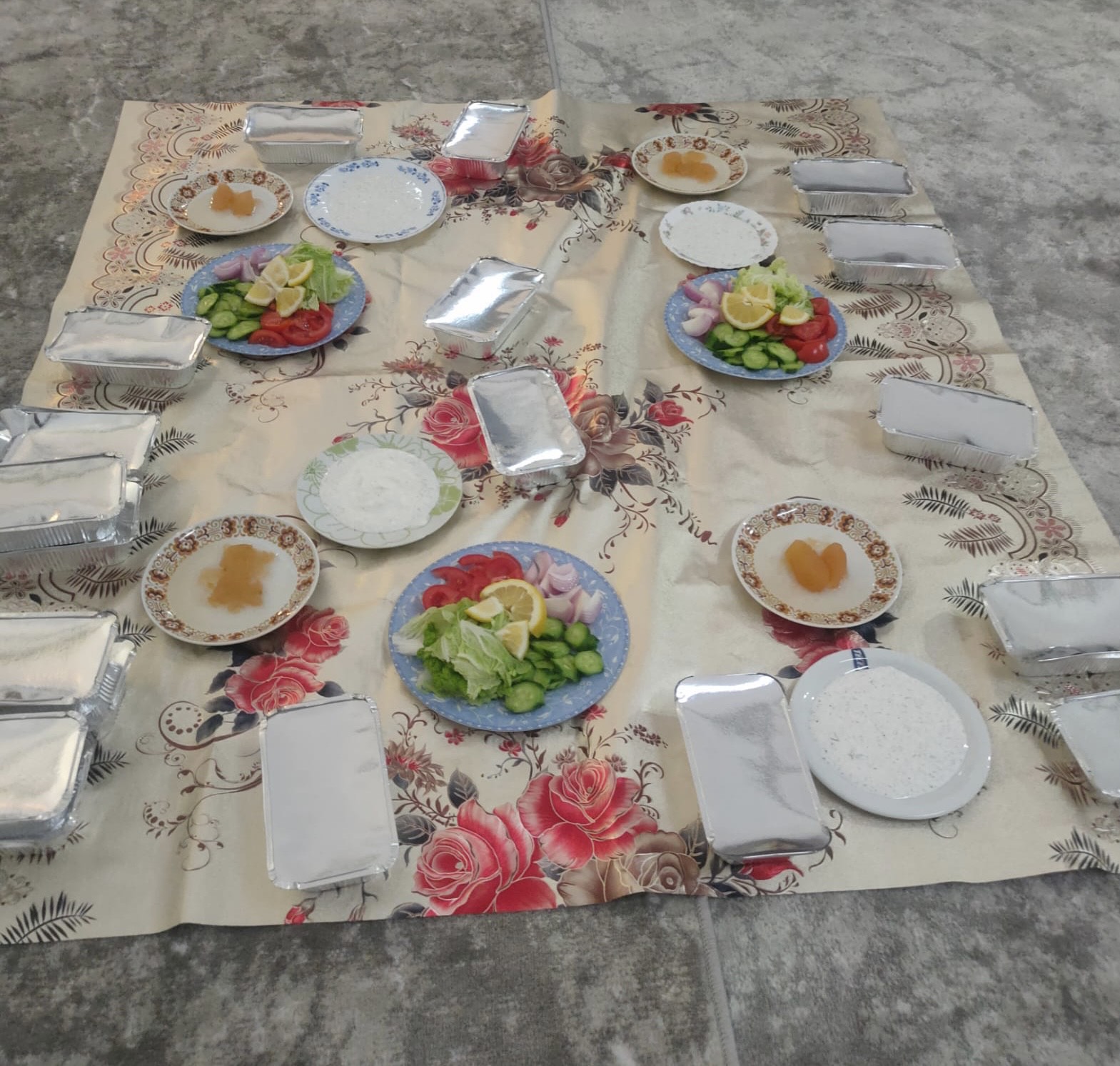 Für die geflüchteten Menschen im Malakasa-Lager nördlich von Athen wurden jeden Abend Halal-Mahlzeiten zubereitet; Dieses Bild zeigt das Fastenbrechen am elften April; Foto von Afghans Empowered und Generation Outside of Afghanistan