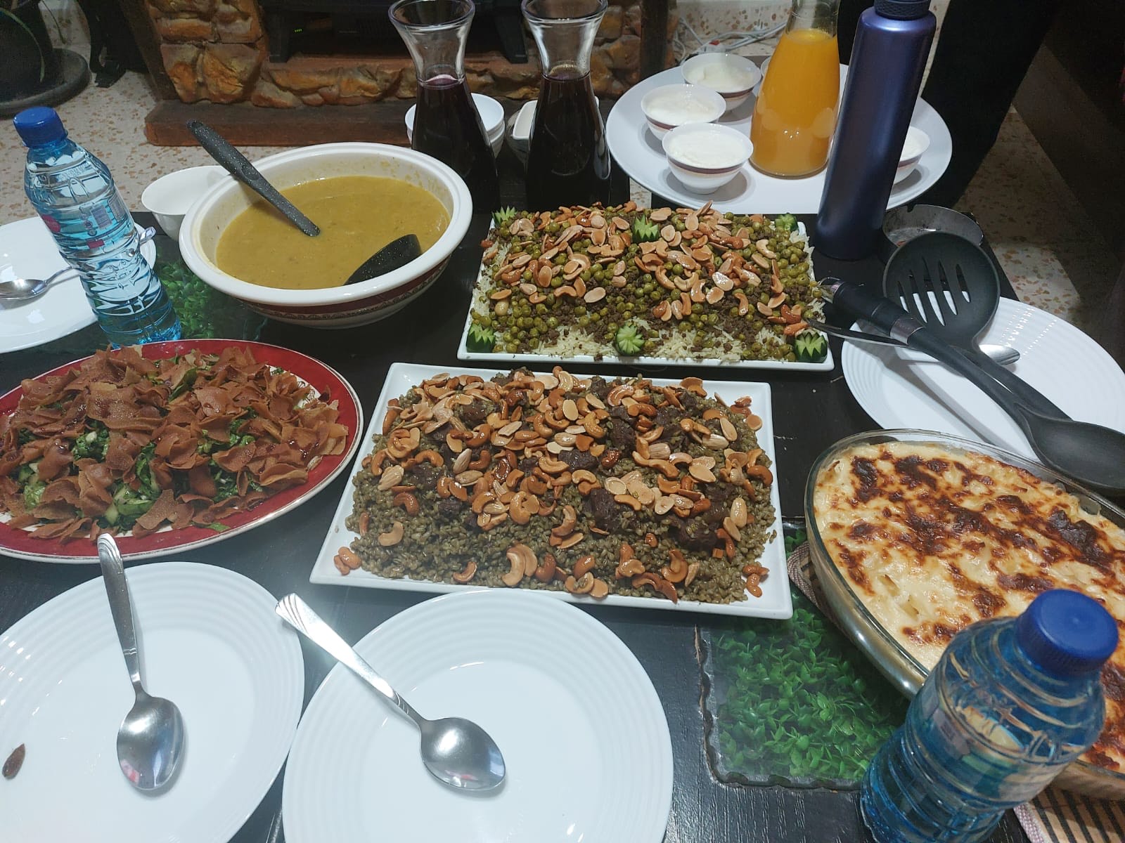 Freund*innen treffen sich im Bezirk Aschrafiyya zu einem gemeinsamen Iftar-Essen; Foto von Lilas Kotob