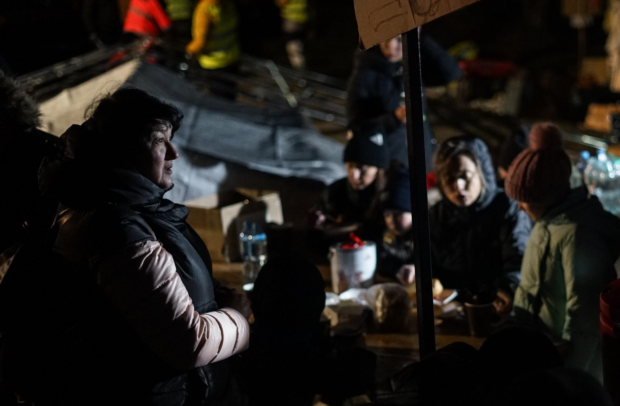 Ukrainische Flüchtende, die an der Grenze zwischen Polen der Ukraine warten, wo einige Organisationen und Freiwillige einige Hilfsmittel bereitstellen. Zosin, 04.03.2022. Foto: Milad Amin