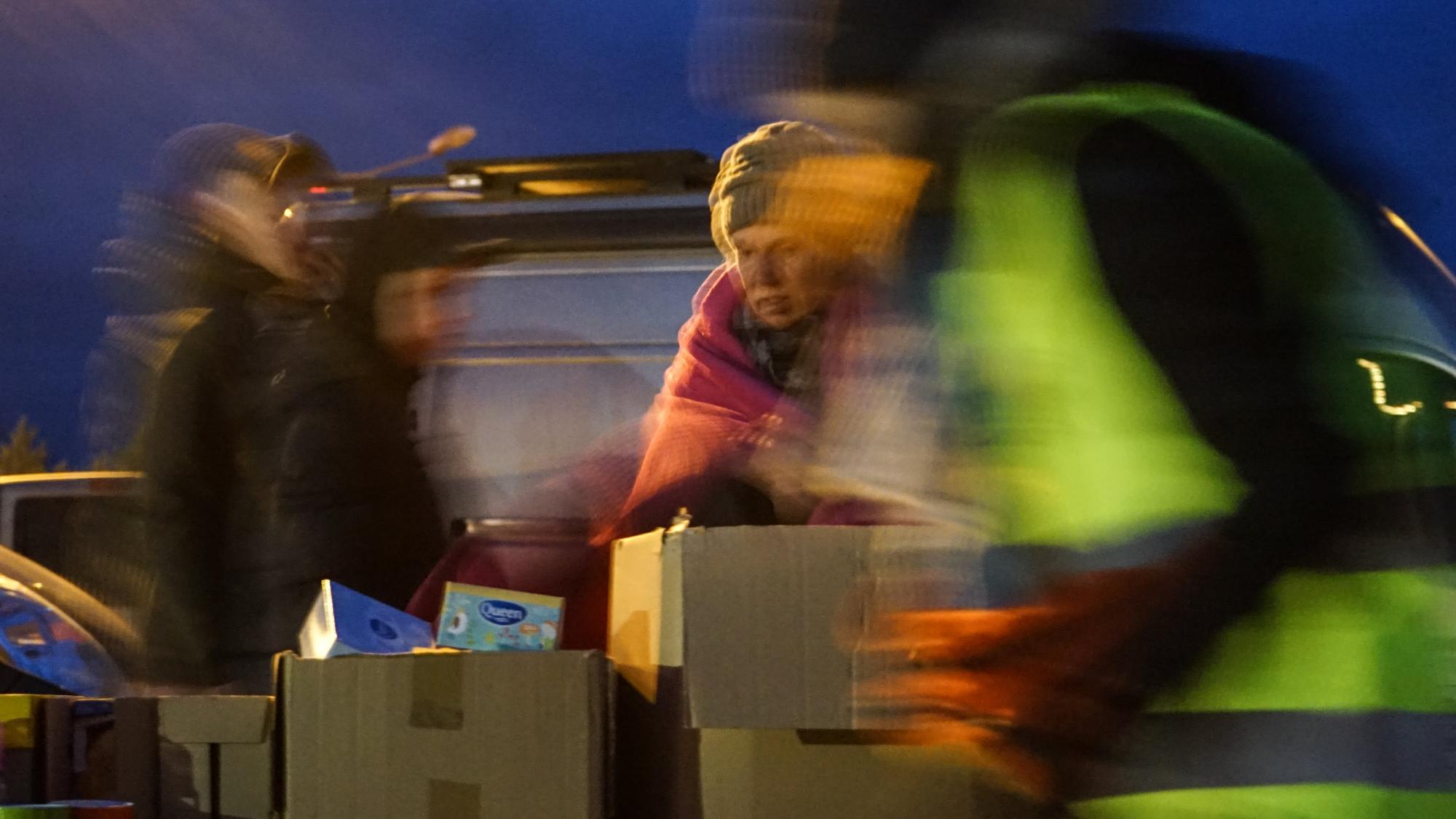 Ukrainische Kinder warten in einem Zelt an der Grenze zwischen Polen und der Ukraine, wo Organisationen und Freiwillige einige Hilfsmittel zur Verfügung stellen. Budomierz, 05.03.2022. Foto: Milad Amin