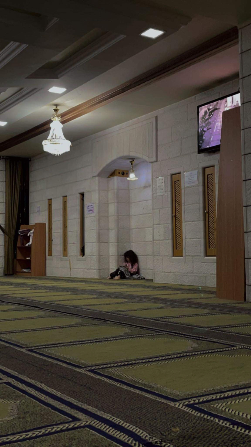 A girl sits in the Ibrahim Mosque. Photo: Shahd Ashour (Instagram: @shahd_ashour8)