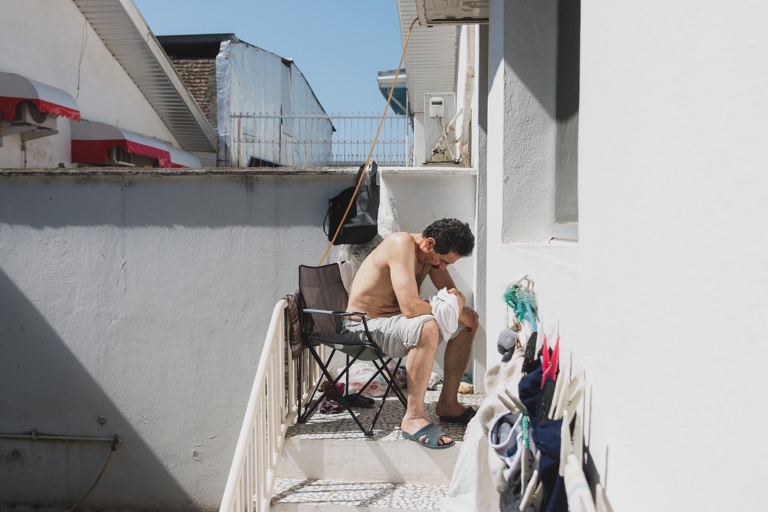 Shokoofas Vater Mohsen sitzt auf der Terrasse des Hauses, um Vitamin-D zu tanken. Foto: Shokoofa Molana