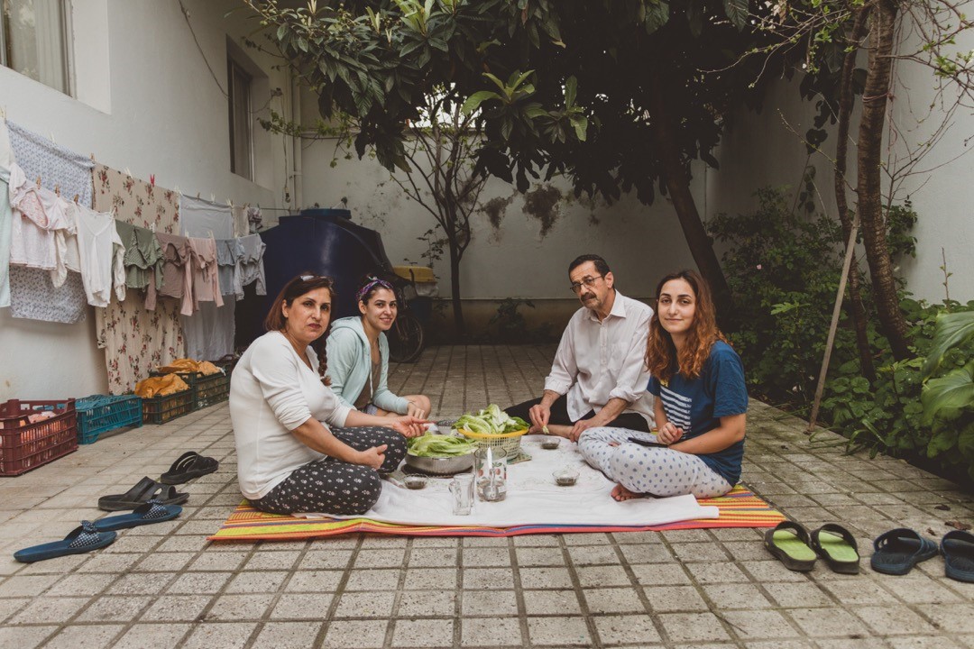 Sizdah Be-Dar, der letzte Tag von Nowruz, den man normalerweise in der Natur verbringt, findet nun im Innenhof des Hauses statt.  Foto: Shokoofa Molana