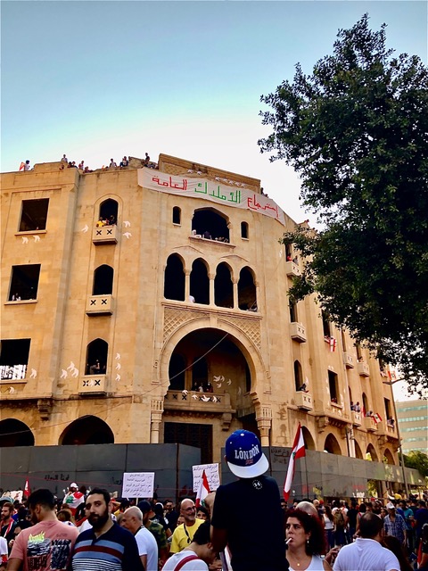 Protestierende auf und im besetzten „Grand Théâtre“ in Beirut. Foto Ginan Osman