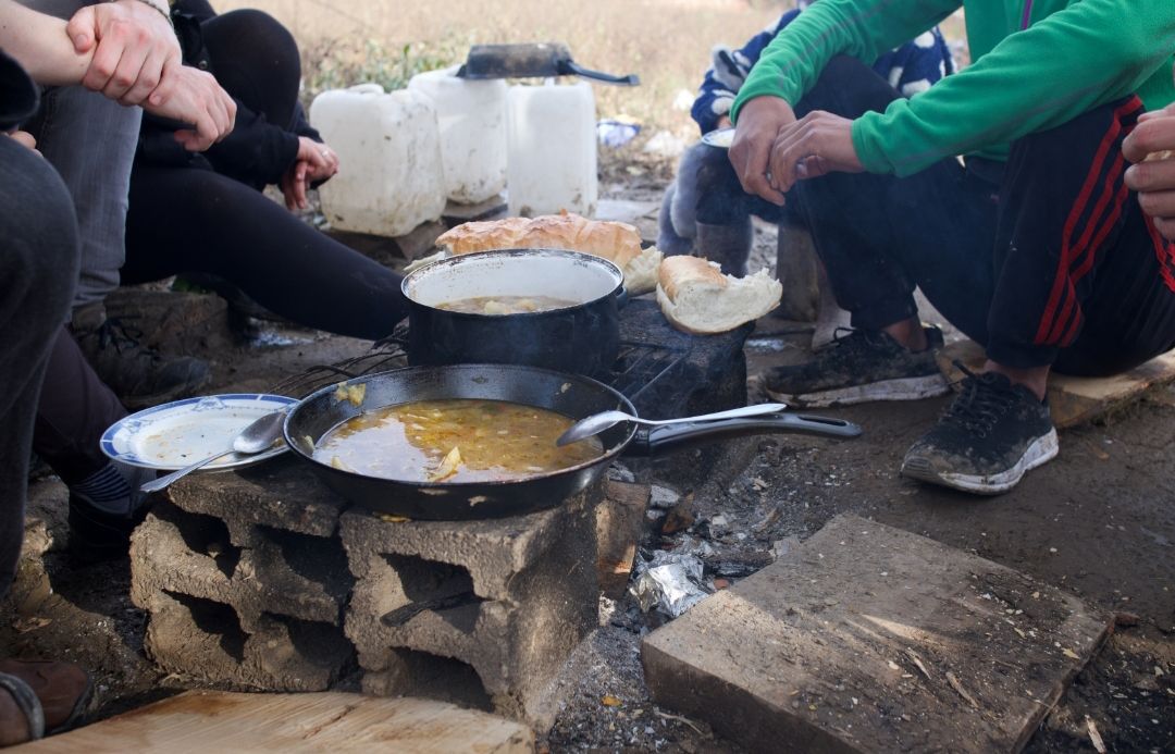 Sharing food and thoughts in Velika Kladuša, Bosnia 2021; Photo by Sara Del Dot