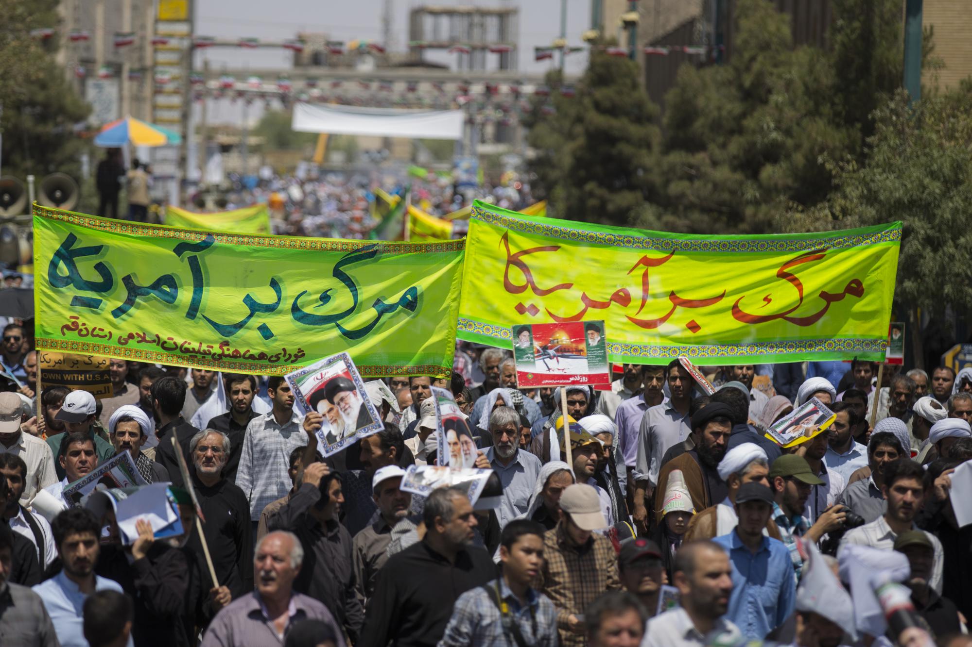 On Quds Day 2015 in Qom, protesters hold banners reading “death to America”. Photo: Mostafameraji, via Wikimedia Commons, CC BY-SA 4.0. 