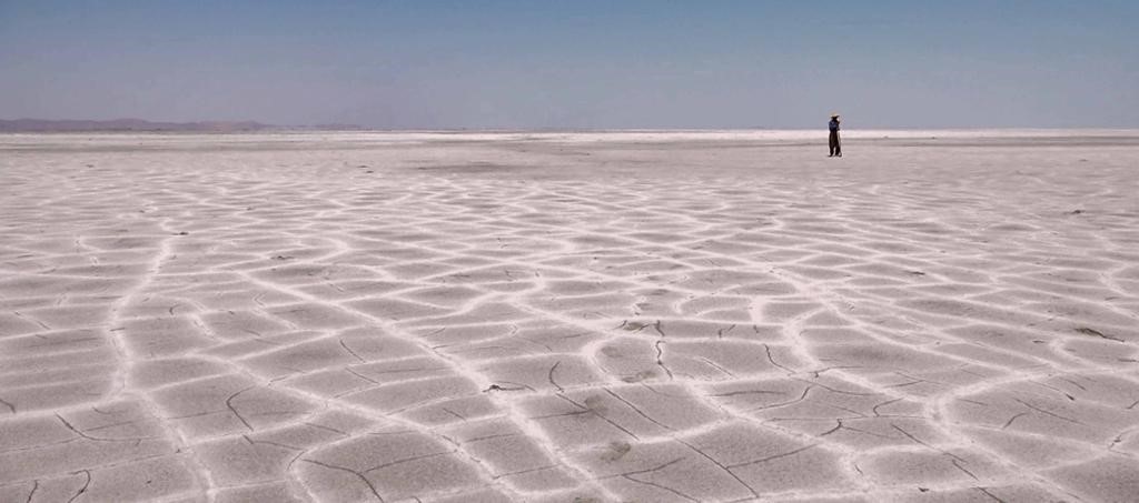 Salzwüste soweit das Auge reicht. Die Salzkristalle, die vom Wind auf die Felder gewirbelt werden, zerstören ganze Ernten und stehen im Verdacht, Atemwegserkrankungen auszulösen. Foto: Ebrahim Saeedi.