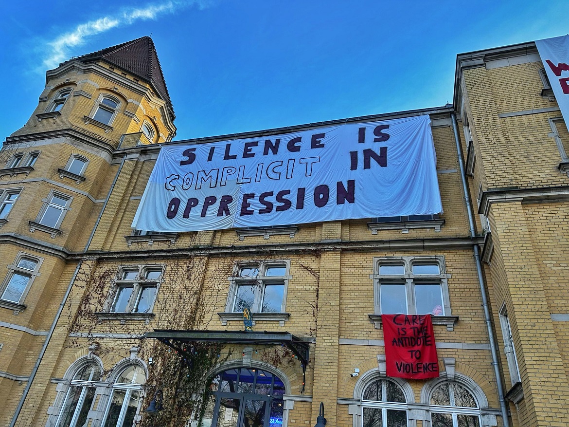 Die Fassade des Oyuns mit Protestbannern. Foto: Oyun