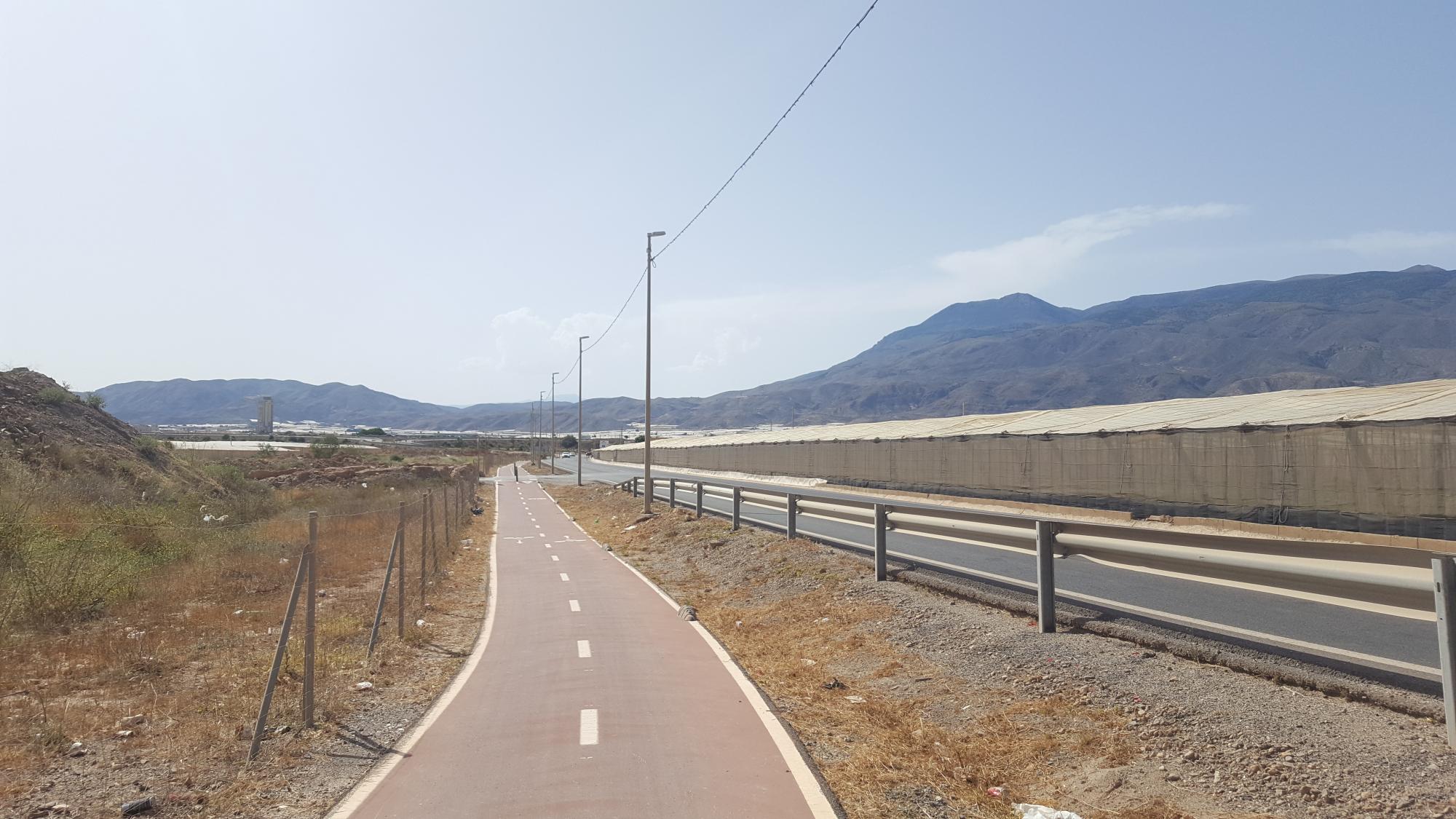 Auf der Landstraße in El Ejido, links und rechts erstrecken sich die Gewächshäuser. Foto: Rachel Dölker