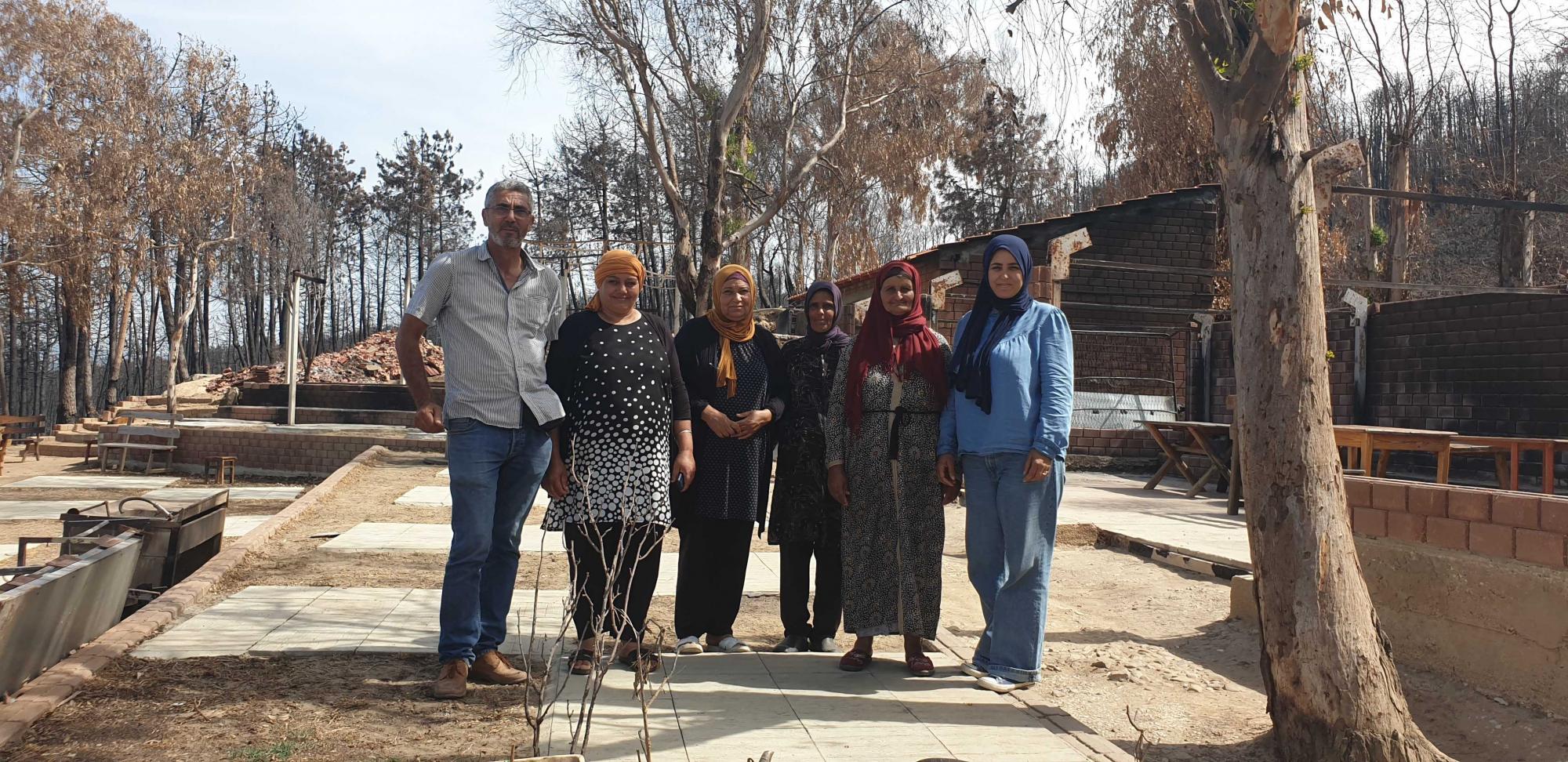 Die Gründer:innen Dalinda und Adel sowie ihre vier Mitarbeiterinnen Aicha, Sihem, Fathia und Saiida waren bei dem Interviewtermin mit dis:orient dabei. Foto: Vanessa Barisch