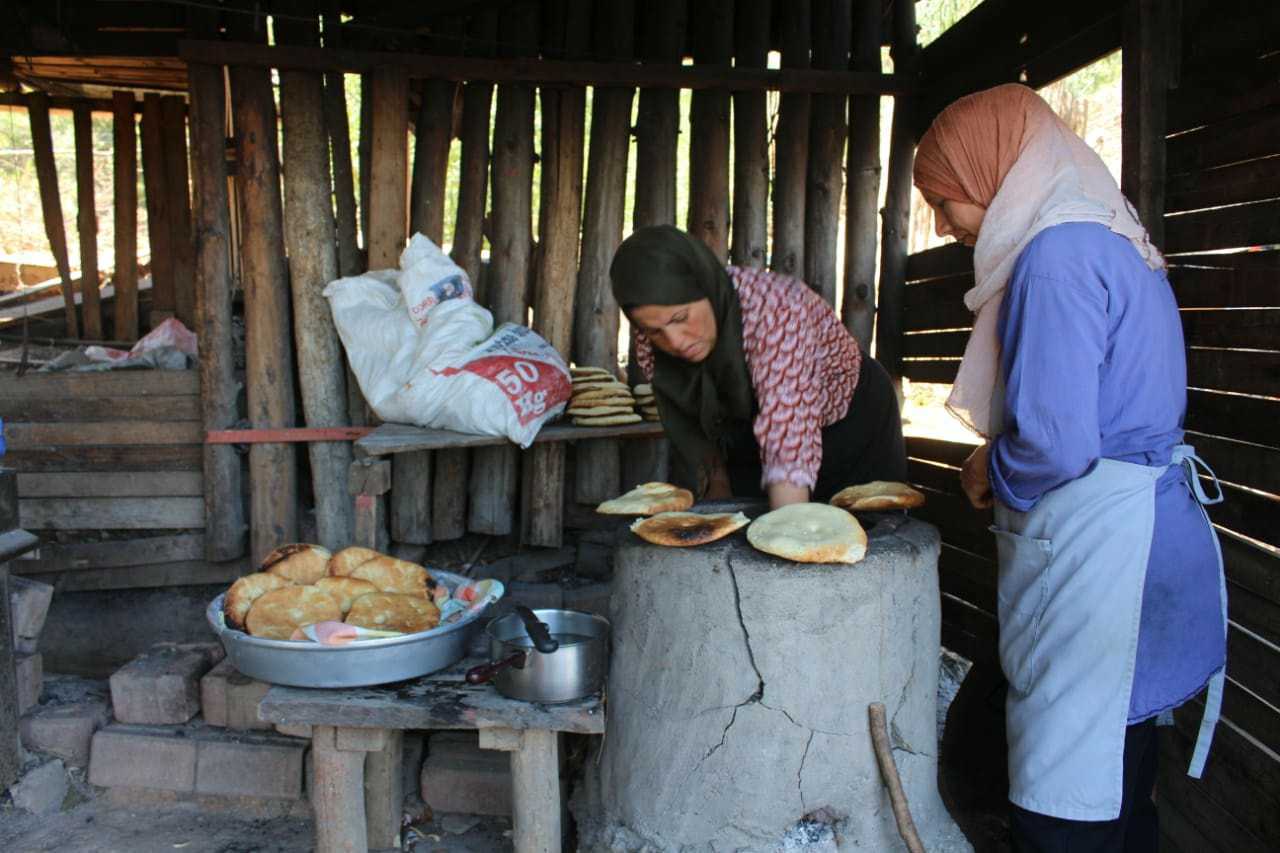 Alle Produkte kamen aus der Region und einiges wurde direkt vor Ort hergestellt- wie auch dieses Tabuna-Brot gebacken im traditionellen Steinofen. Foto: Pure Nature