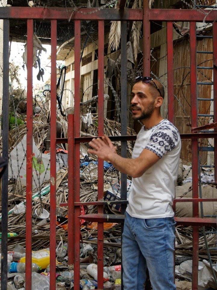 Izzat steht vor dem jetzt geschlossenen Goldmarkt, wo die Siedler:innen ihren Müll abladen. Foto: Izzat Karaki