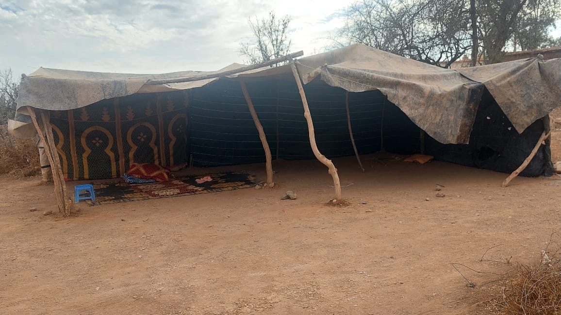 In der Provinz Taroudant haben Menschen, deren Häuser zerstört worden sind, Zelte gebaut. Foto: Samira Bendriouich.